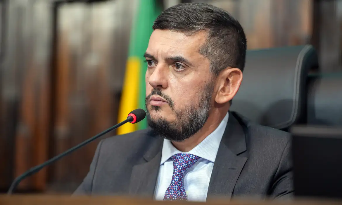 Após colocar tornozeleira eletrônica, Rodrigo Bacellar é solto no Rio