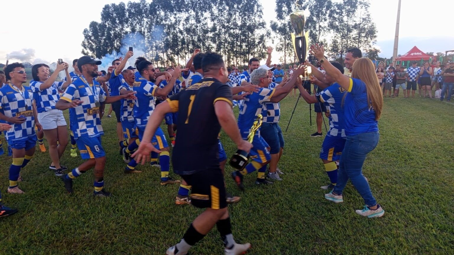 AAVV levanta a taça de campeã do 22º Campeonato Interdistrital de Futebol Amador
