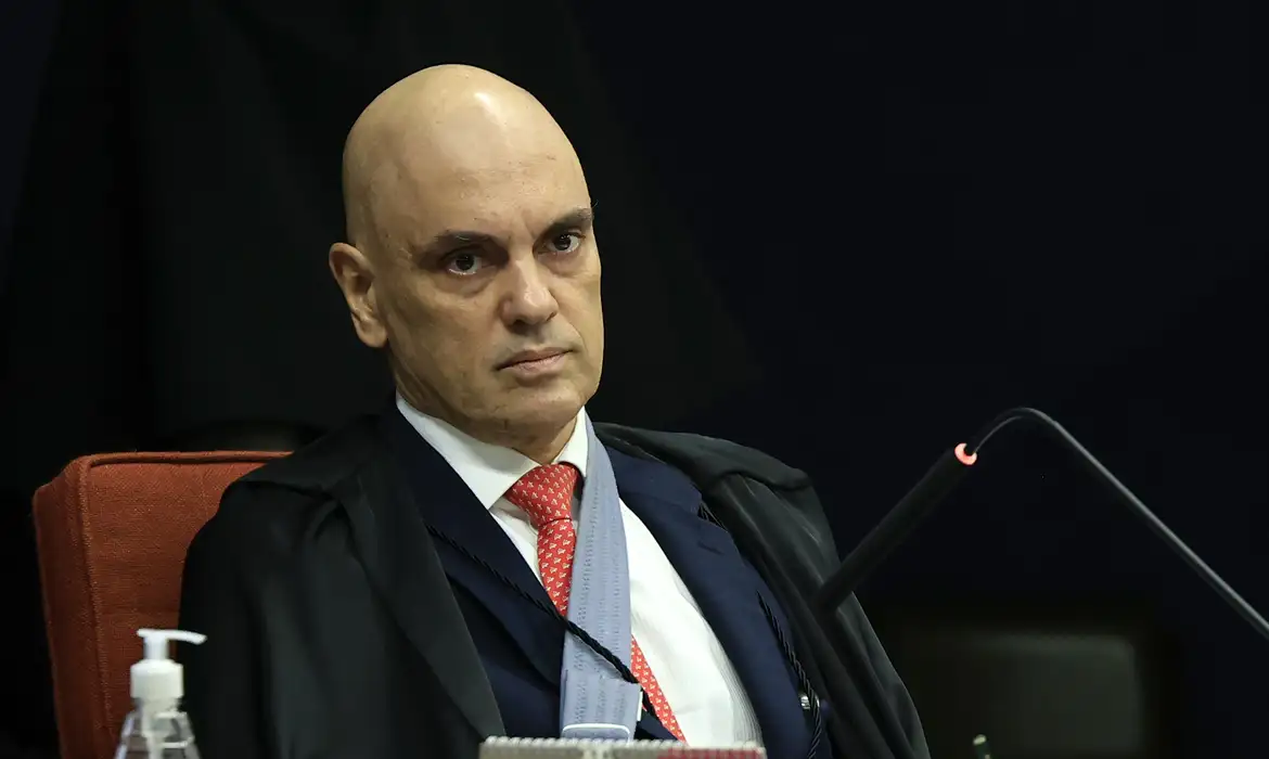 Moraes autoriza Bolsonaro a fazer cirurgia, mas nega prisão domiciliar
