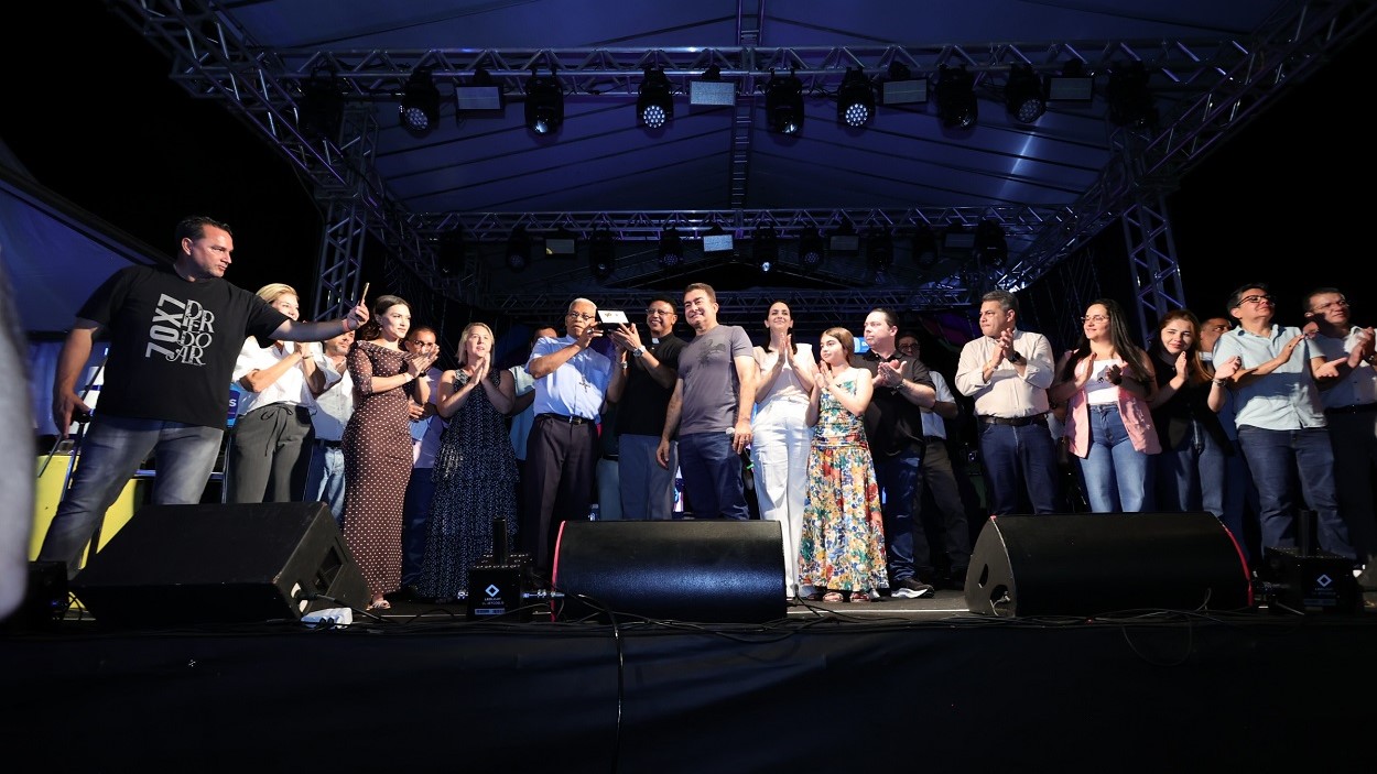 Aniversário de Dourados tem homenagem à Catedral, bênçãos e shows no Natal Encantado