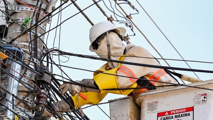 Operação retira 24 mil metros de fiação irregular do centro de Campo Grande
