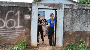Polícia Civil realiza reconstituição de feminicídio tentado para esclarecer dinâmica de ataque que deixou adolescente com seu corpo queimado em Dourados