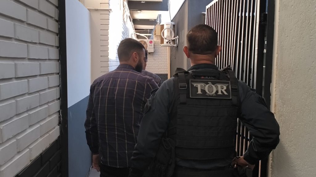 Policiais prendem homem que contratou serviço de frete para transportar mudança com entorpecentes escondidos em Dourados