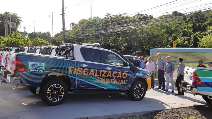 Imasul recebe onze caminhonetes e dois tratores para reforçar fiscalização e equipar unidades de conservação