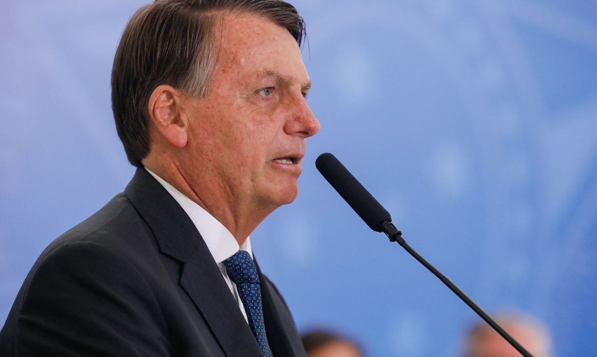 Bolsonaro inicia reabilitação pós-operatória