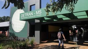 Ex-donos de veículos leiloados pelo Detran podem solicitar o valor que restou após a quitação de débitos