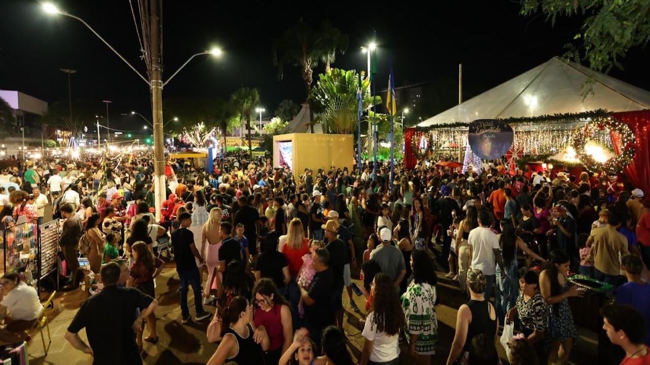 Abertura do ‘Natal Encantado’ atrai multidão e público elogia qualidade da decoração