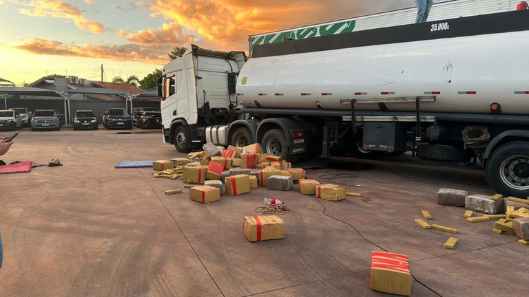 Polícia Federal apreende carreta com cerca de 8 toneladas de drogas, arma e munições em MS