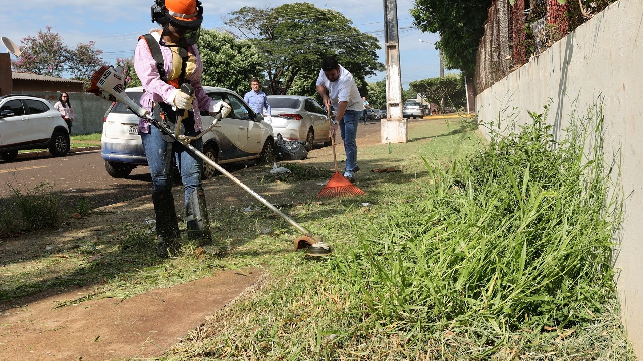 Prefeitura intensifica roçada e limpeza de áreas públicas em Dourados no início do ano