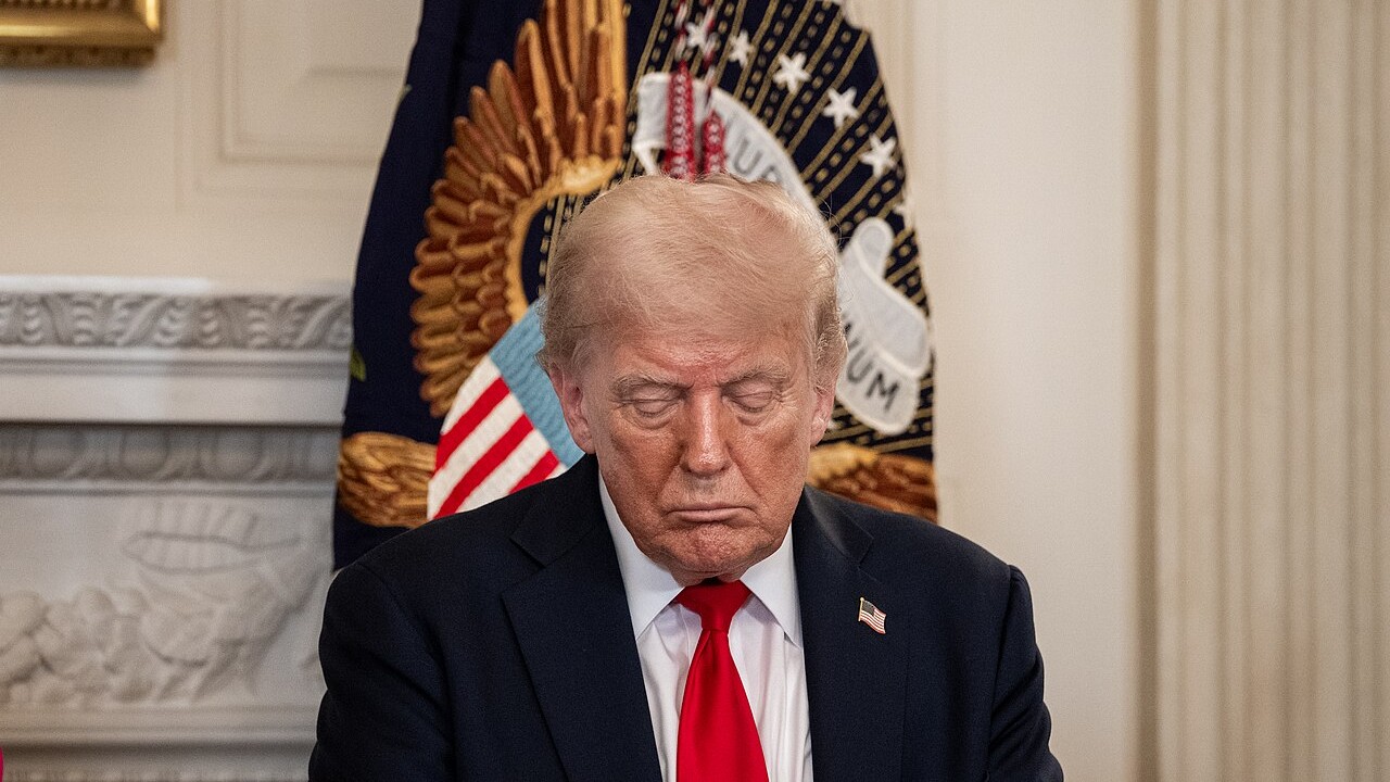 Trump comenta de surpresa prisão de Jair Bolsonaro ao ser questionado por repórter