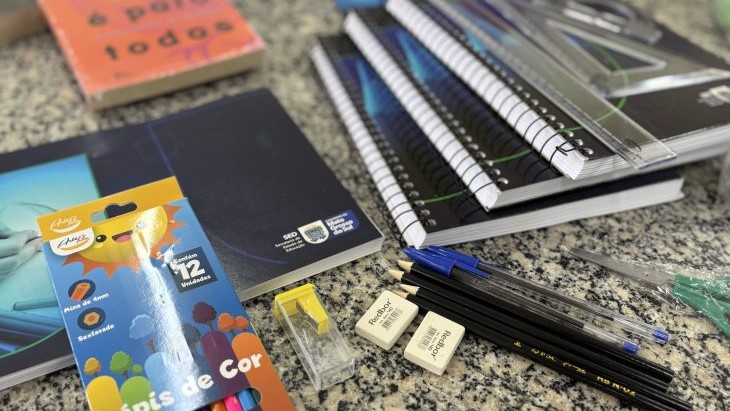 Entrega dos kits escolares e uniformes para 2026 já começou em todo o Estado