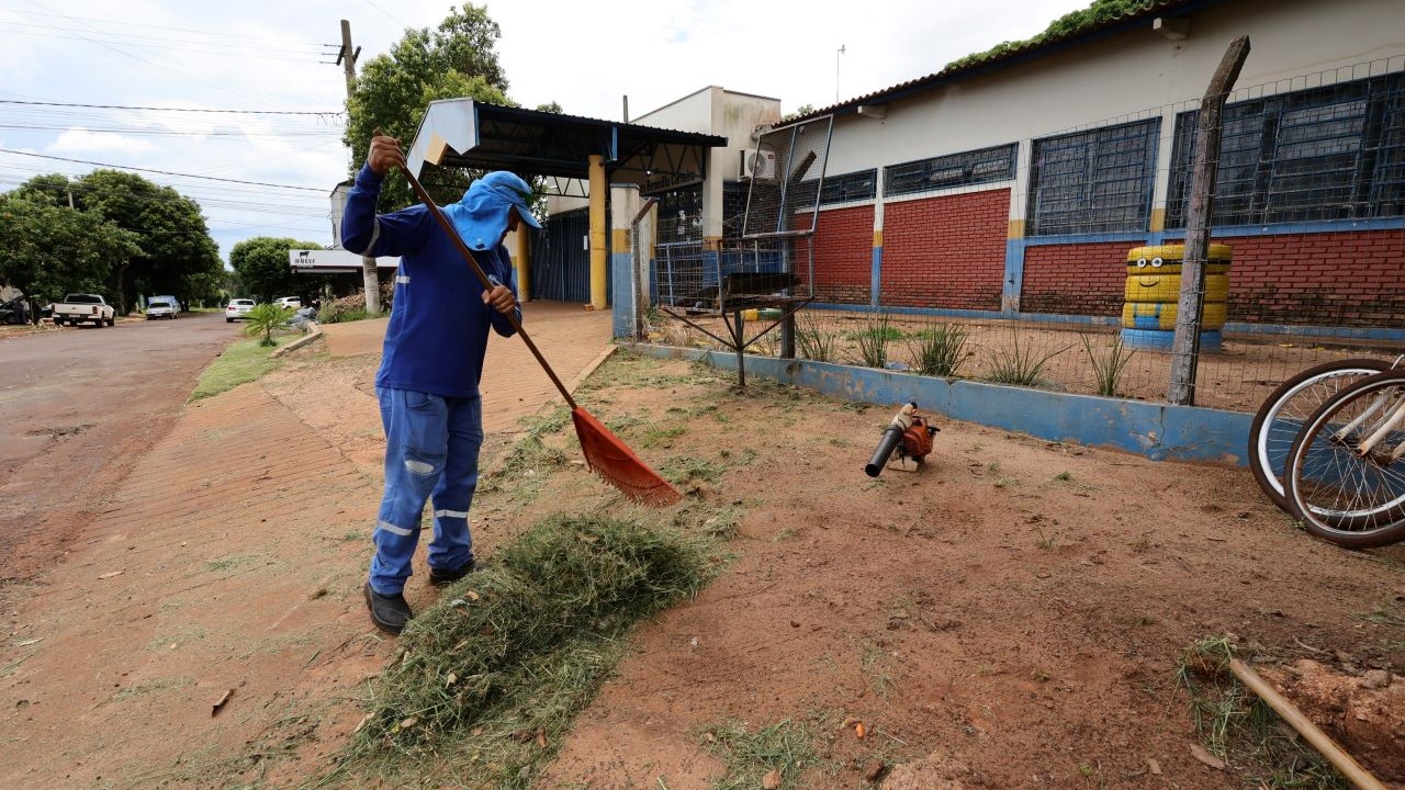 Secretaria de Serviços Urbanos inicia limpeza de escolas e Centros de Educação Infantil para abrir ano letivo