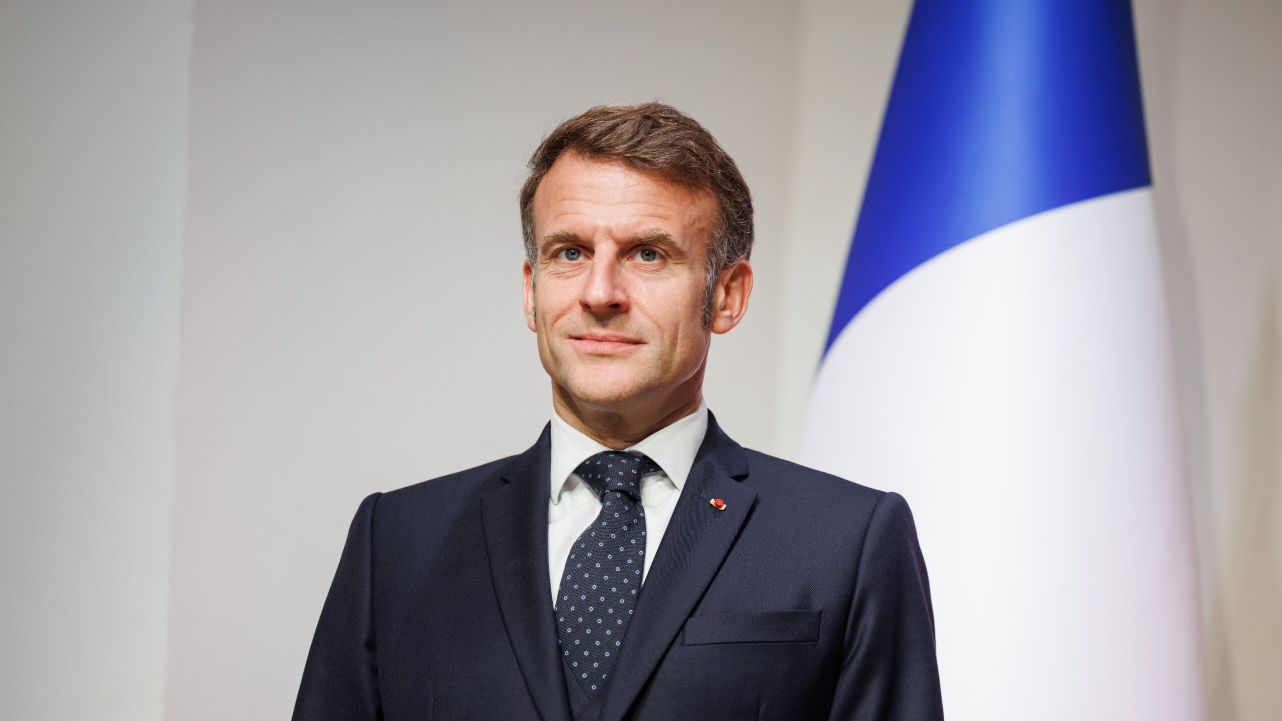 Macron afirma que povo venezuelano está livre da ditadura de Maduro e defende transição pacífica