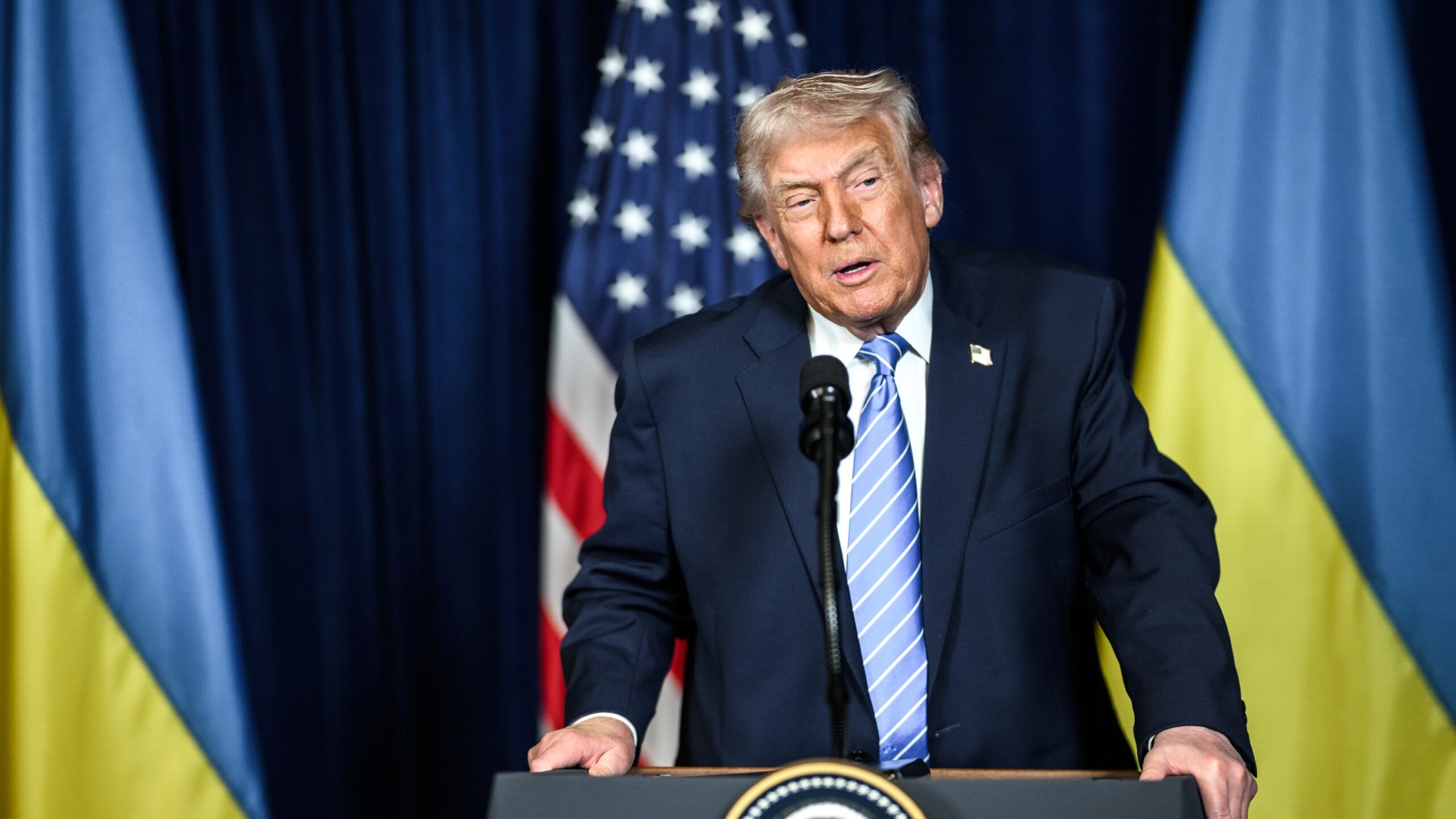 Trump aprova projeto que permite sanções de até 500% contra compradores de petróleo russo