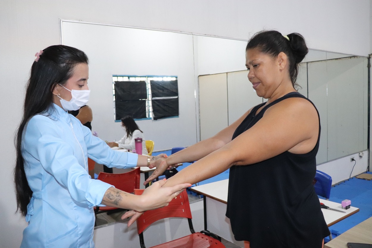 Funed leva avaliação dermatológica ao Jorjão para rematrícula na natação e hidroginástica