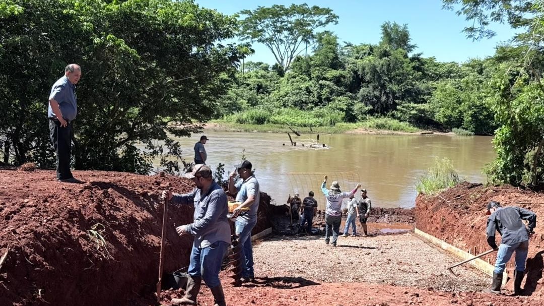Zé Teixeira acompanha obras do novo descedor de barcos no Rio Dourado