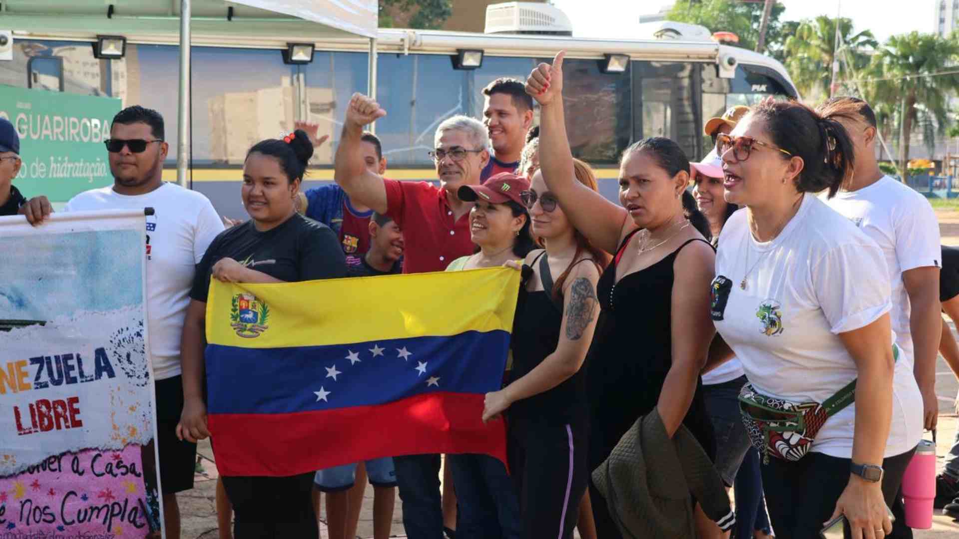Em manifestação, imigrantes venezuelanos comemoram prisão de Maduro em Campo Grande