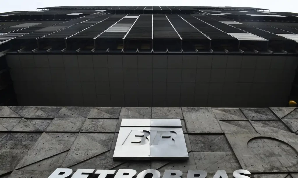Petrobras reduz preço da gasolina em 5,2% a partir desta terça-feira