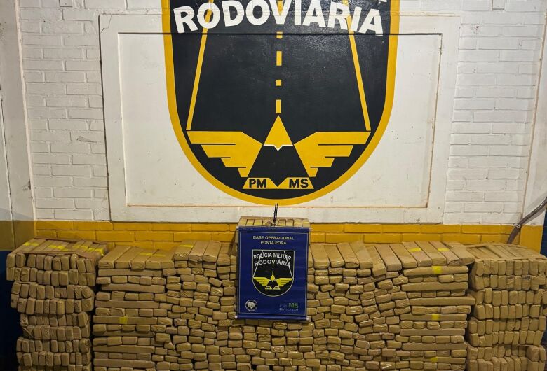 Motorista abandona veículo roubado com mais de meia tonelada de droga