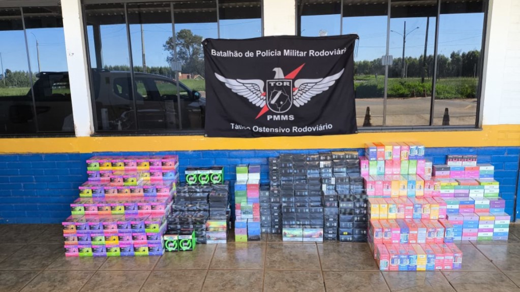 Motorista é apreendido com carga de cigarros e remédios avaliada em R$ 431 mil