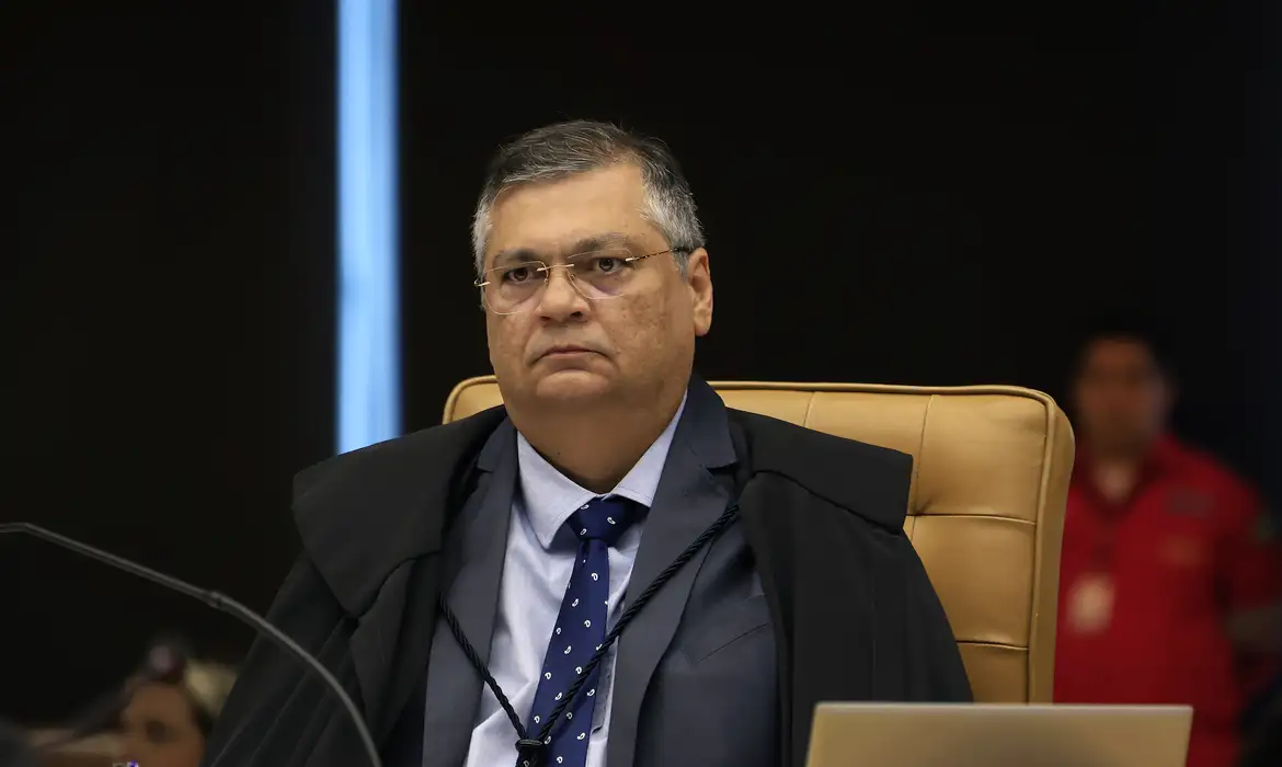Dino proíbe novas leis que garantam "penduricalhos" acima do teto