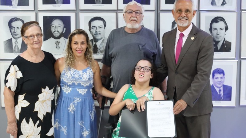 Sergio Nogueira homenageia Escola Reis Veloso e estudante aprovada na UFGD