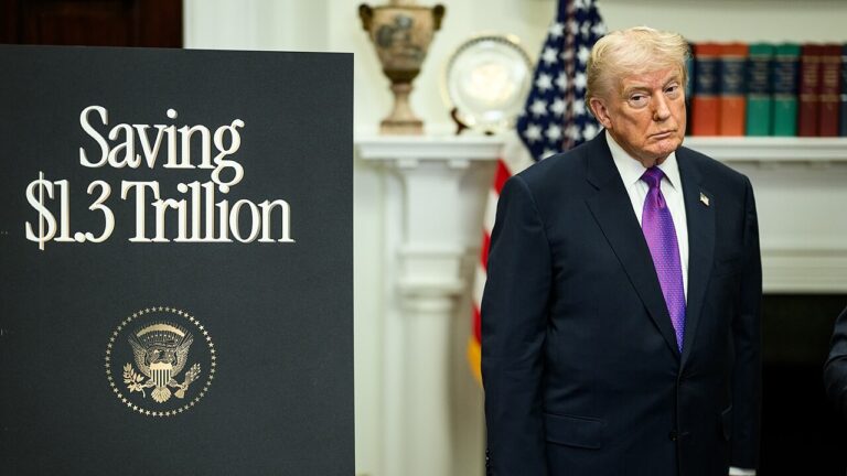 O presidente Donald Trump e o administrador da EPA, Lee Zeldin, anunciam na Sala Roosevelt a revogação da constatação de perigo ambiental de 2009 feita pela Agência de Proteção Ambiental, na quinta-feira, 12 de fevereiro de 2026. (Foto oficial da Casa Branca por Daniel Torok)