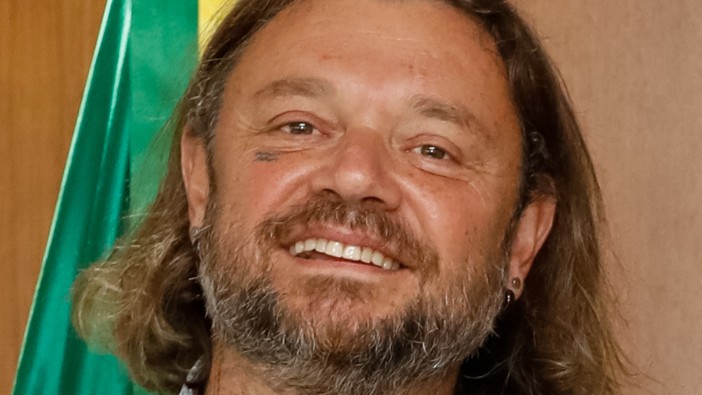 Richard Rasmussen questiona foco mediático em direitos animais frente a crises humanitárias