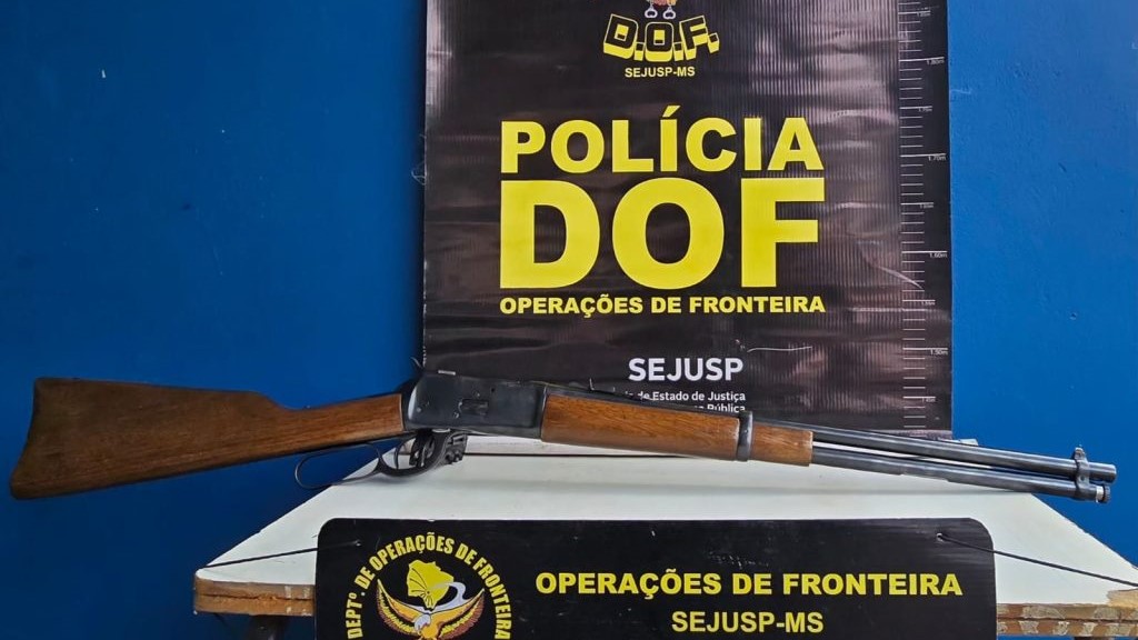 Policiais prendem dois homens transportando arma de fogo