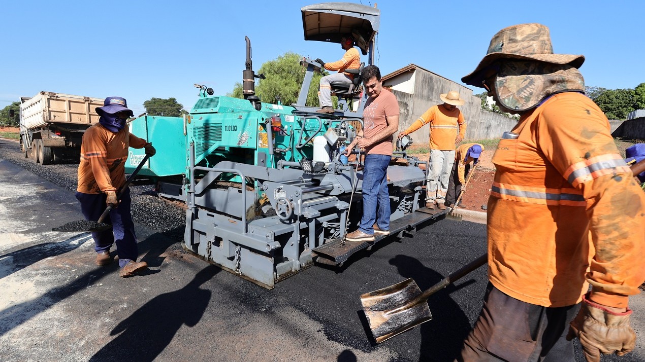 Secretaria de Obras Públicas avança com asfalto no Altos do Indaiá após décadas de espera dos moradores