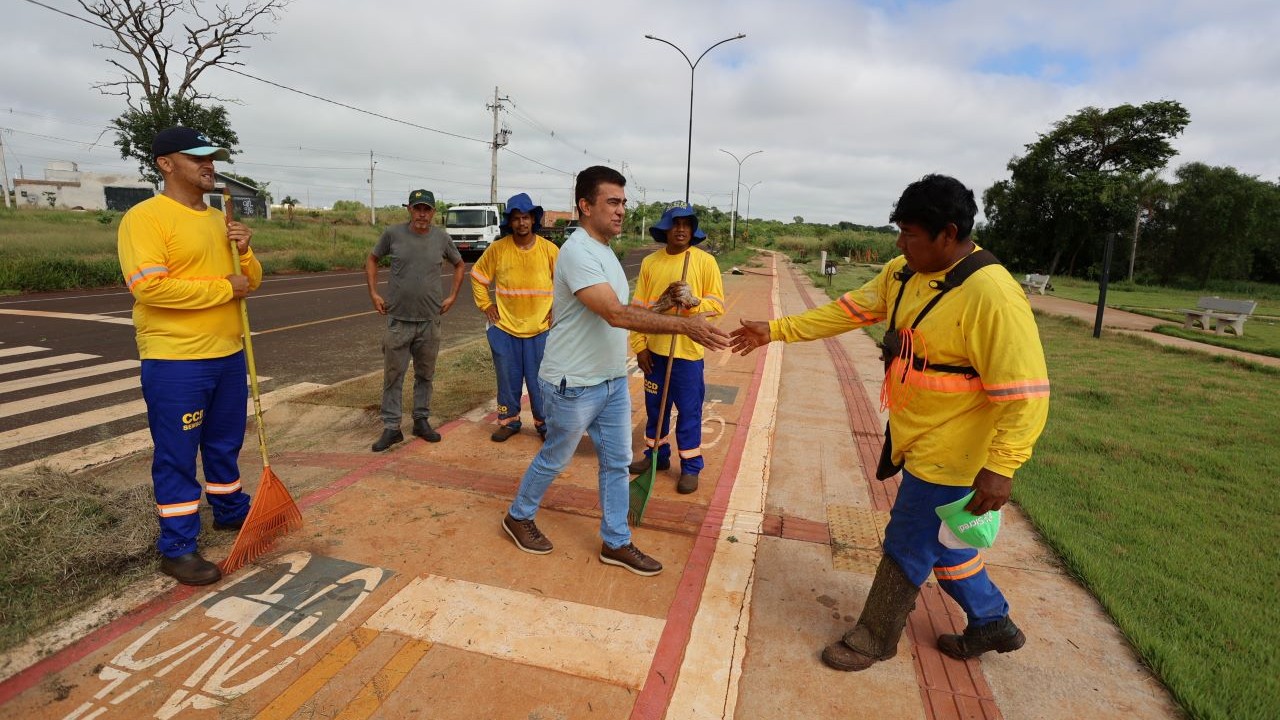 Em contato direto com a população, prefeito percorre bairros e vistoria serviços públicos