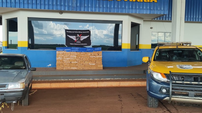 Motorista abandona carro e deixa companheiro com 437 quilos de maconha