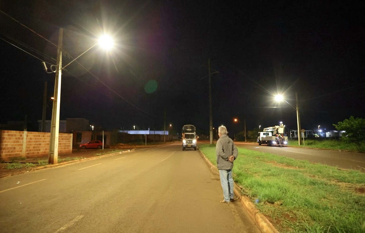 Nova iluminação de LED avança em Dourados e moradores comemoram “noite que virou dia” Nova iluminação de LED avança em Dourados e moradores comemoram “noite que virou dia”