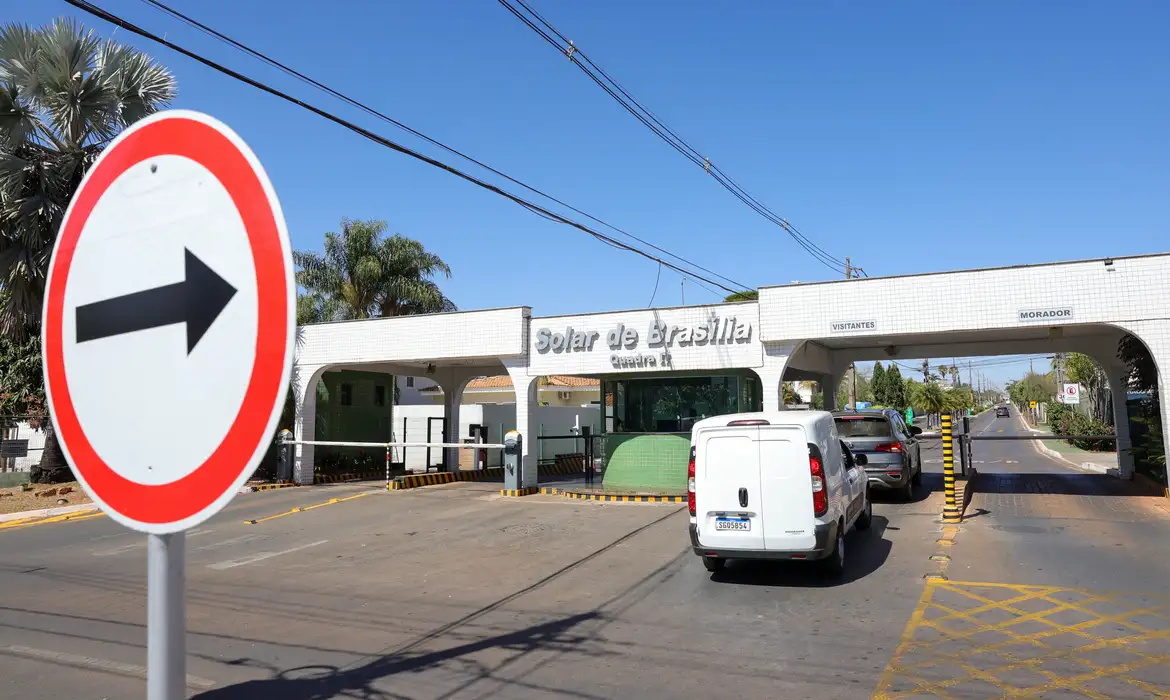 Moraes proíbe drones perto da casa onde Bolsonaro cumpre prisão Moraes proíbe drones perto da casa onde Bolsonaro cumpre prisão