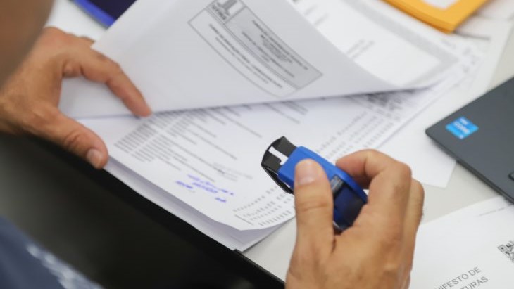 Professores tomam posse e se unem a centenas de educadores efetivados nos últimos anos