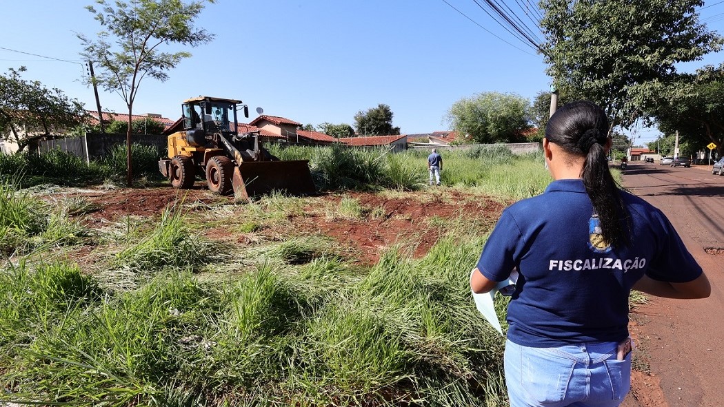 Semsur inicia limpeza de terrenos baldios após descumprimento de notificações 