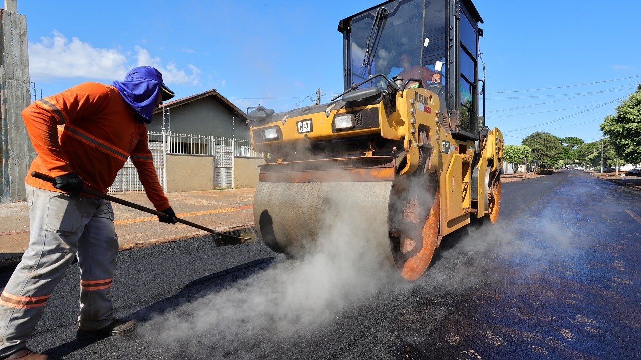 Trecho de cerca de 500 metros na rua Mozart Calheiros no Jardim Água Boa recebe novo asfalto