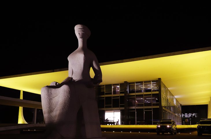 STF limita extras no Judiciário, prevê economia bilionária, mas mantém adicional acima do teto e com possível isenção de IR STF limita extras no Judiciário, prevê economia bilionária, mas mantém adicional acima do teto e com possível isenção de IR