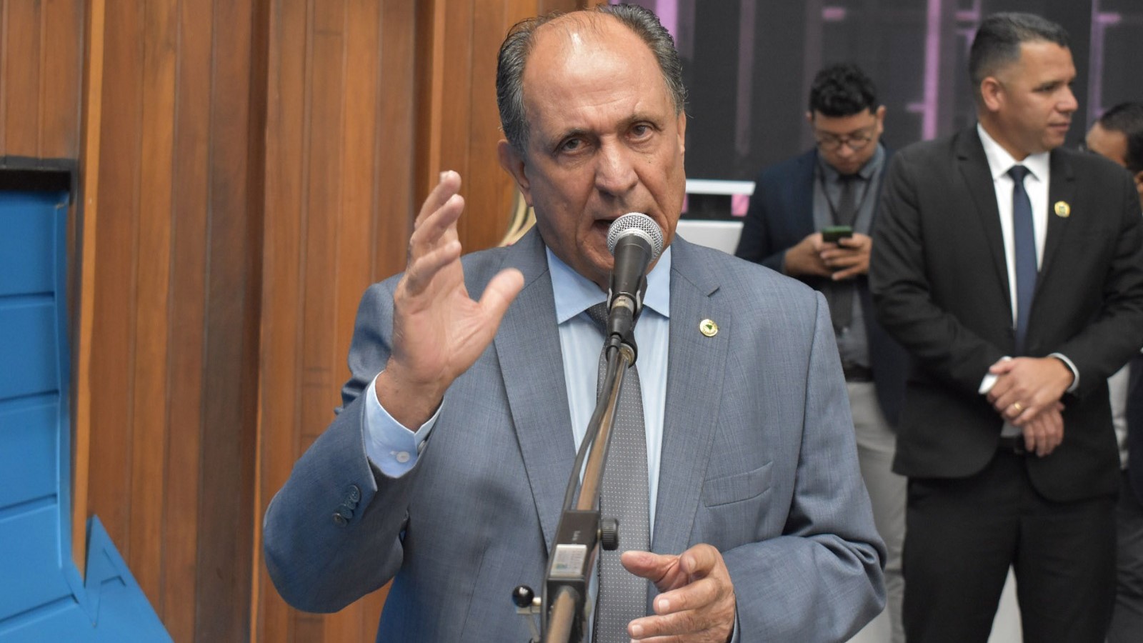 Infraestrutura: Zé Teixeira solicita manutenção de acesso em aldeia e asfalto em Dourados