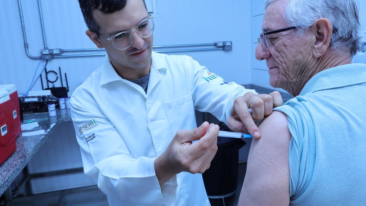 Secretaria de Saúde inicia sábado vacinação contra Influenza com foco em grupos prioritários Secretaria de Saúde inicia sábado vacinação contra Influenza com foco em grupos prioritários
