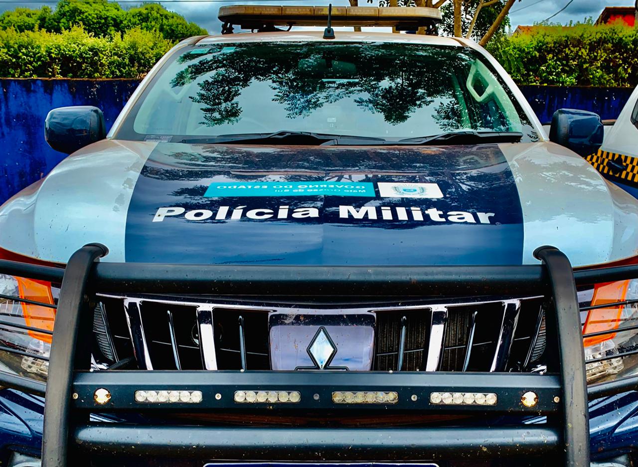 Motorista bate em veículos durante fuga e polícia atira nos pneus de caminhonete