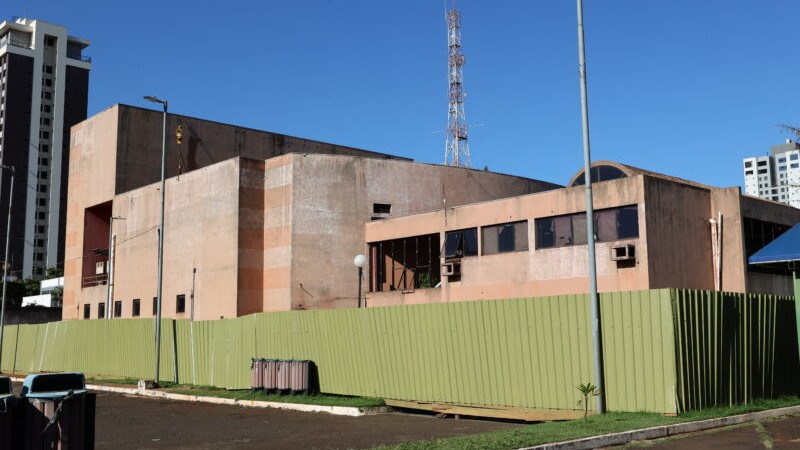 Reforma do Teatro Municipal avança e prefeito vistoria obras em Dourados