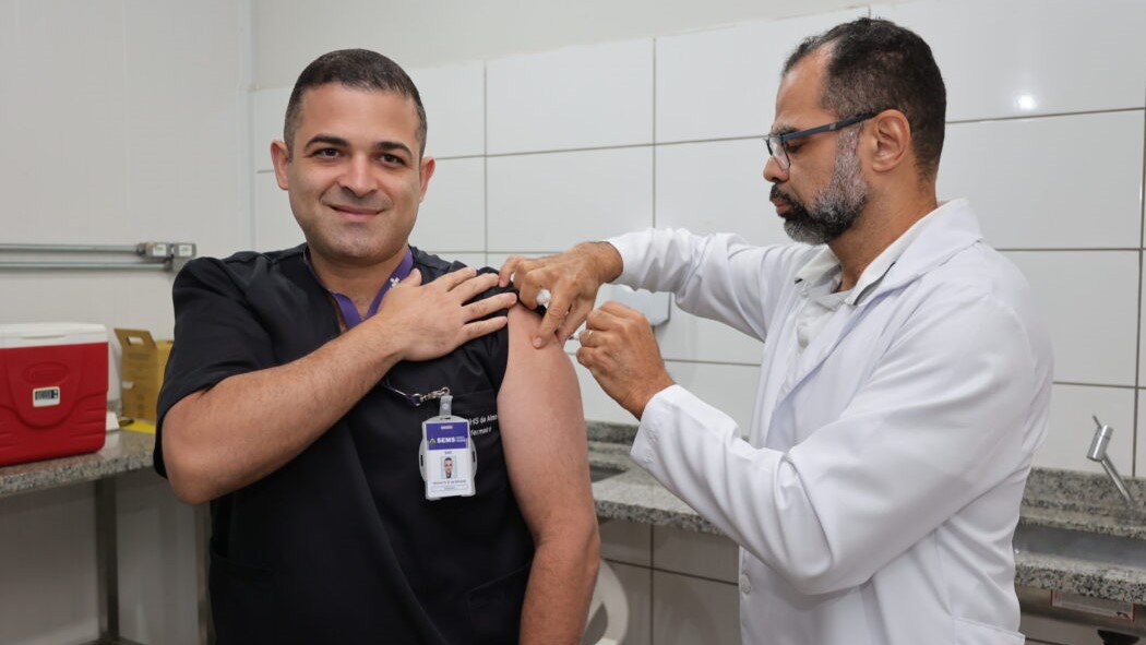 Secretaria de Saúde inicia vacinação contra a Chikungunya e reforça ações para conter epidemia Secretaria de Saúde inicia vacinação contra a Chikungunya e reforça ações para conter epidemia