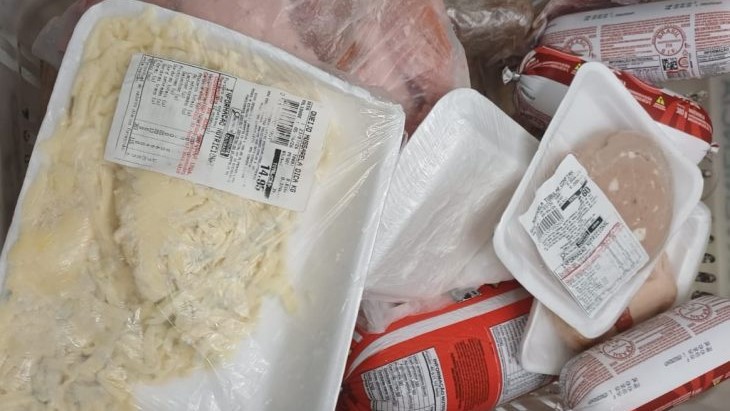 Operação descarta 10,4 toneladas de produtos impróprios para consumo em Campo Grande Operação descarta 10,4 toneladas de produtos impróprios para consumo em Campo Grande