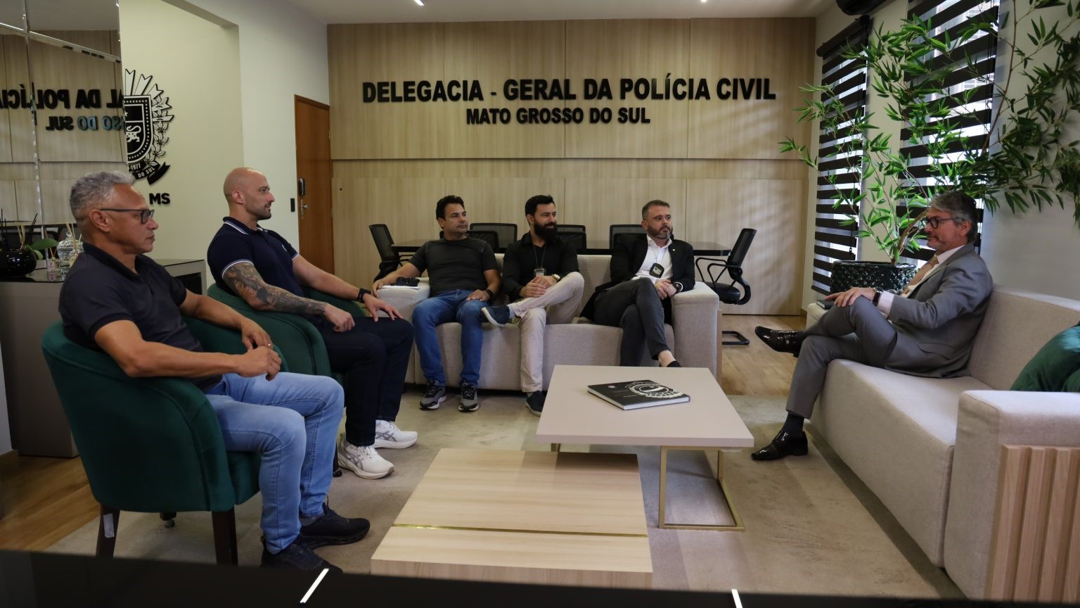 Delegado-Geral recebe representantes da Força Nacional para alinhar ações conjuntas contra o crime na região do Cone Sul do Estado Delegado-Geral recebe representantes da Força Nacional para alinhar ações conjuntas contra o crime na região do Cone Sul do Estado