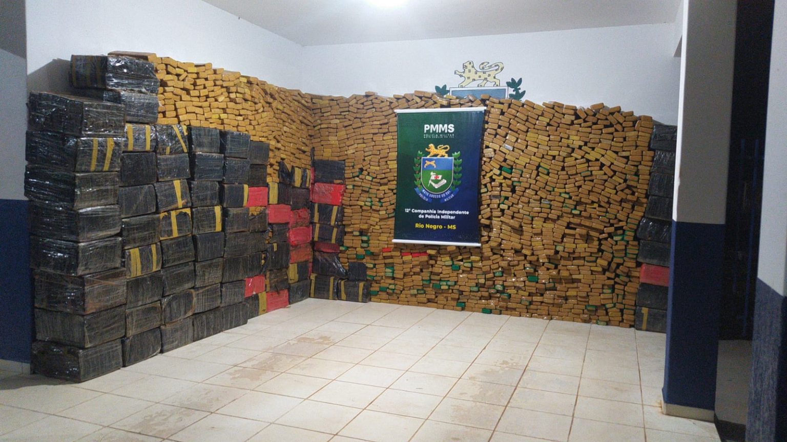 APREENSÃO HISTÓRICA: Polícia Militar intercepta 3,6 toneladas de drogas APREENSÃO HISTÓRICA: Polícia Militar intercepta 3,6 toneladas de drogas