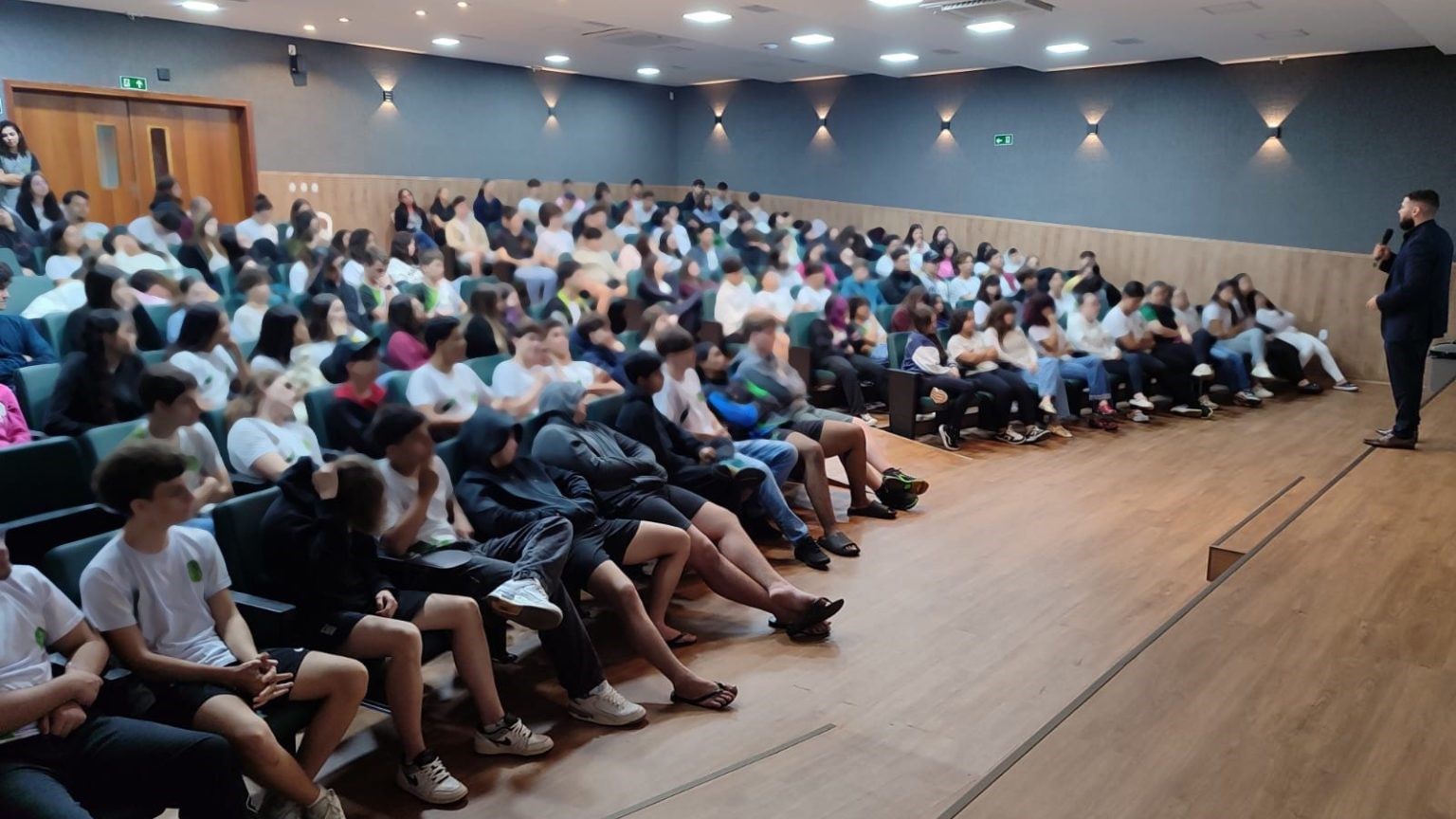 Alunos do ensino médio da Escola Erasmo Braga em Dourados recebem palestra sobre atos infracionais, cyberbullying e cigarros eletrônicos Alunos do ensino médio da Escola Erasmo Braga em Dourados recebem palestra sobre atos infracionais, cyberbullying e cigarros eletrônicos