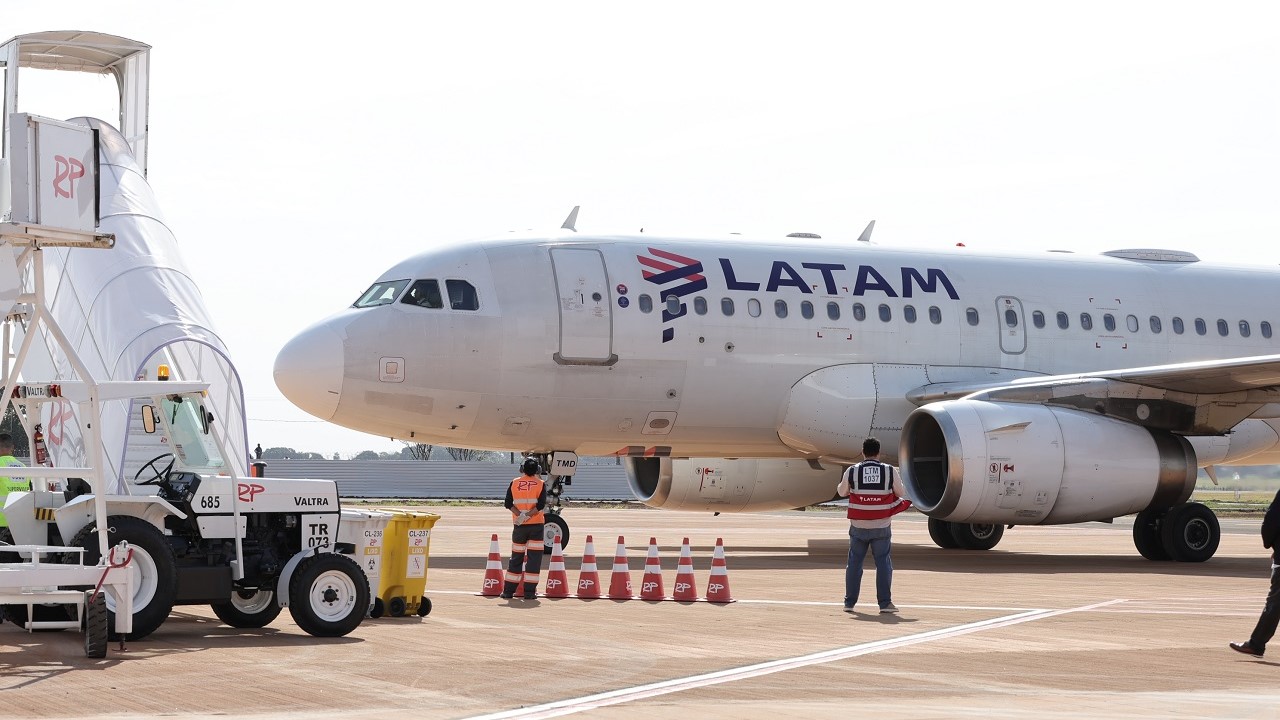 Latam transporta 6.098 passageiros em março e estreia voos diários nesta quarta-feira Latam transporta 6.098 passageiros em março e estreia voos diários nesta quarta-feira
