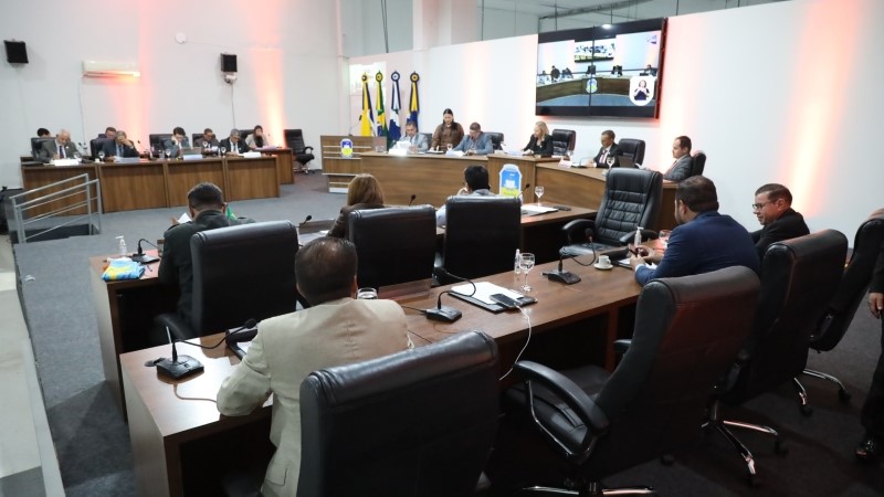 Câmara de Dourados realiza duas sessões e aprova reajuste salarial de 4,5% para servidores municipais Câmara de Dourados realiza duas sessões e aprova reajuste salarial de 4,5% para servidores municipais
