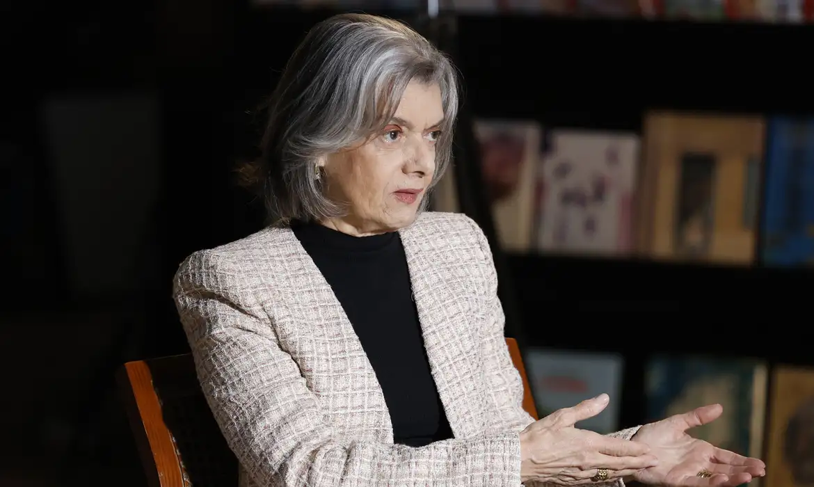 Cármen Lúcia diz que é aconselhada a deixar STF por ataques machistas Cármen Lúcia diz que é aconselhada a deixar STF por ataques machistas